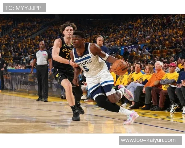 兰德尔谈与爱德华兹的默契配合：赛季磨合让我们更加默契无间