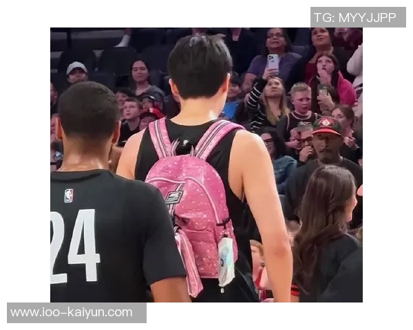 杨瀚森的粉色小书包背后故事：时尚与个性的完美结合